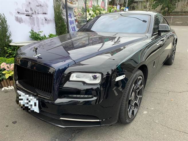 劳斯莱斯名车现身海董的灵堂。（图／民眾提供）