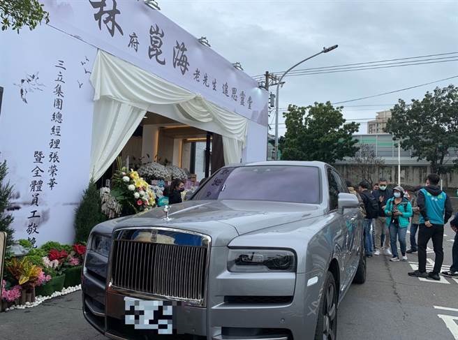劳斯莱斯名车现身海董的灵堂。（图／民眾提供）