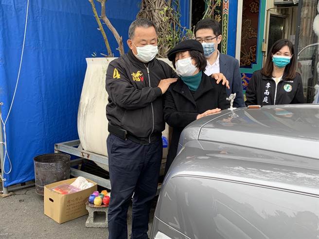 遗孀张秀泪眼叮咛海董开车要注意安全。（图／民眾提供）