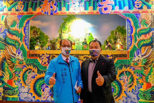 横山乡长张志弘和经营内湾民俗文物馆的业者范德忠，有信心活化文物馆，带动内湾形象商圈。（罗浚滨摄）