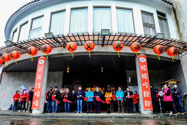 有客家和闽南建筑特色的内湾民俗文物馆活化，横山乡长张志弘（中）等地方人士剪彩见证开幕。（罗浚滨摄）