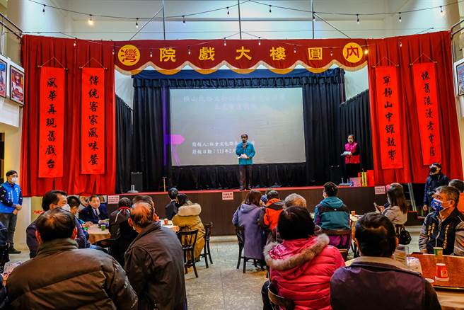 内湾民俗文物馆活化，业者设内湾圆楼大戏院将轮播怀旧电影。（罗浚滨摄）