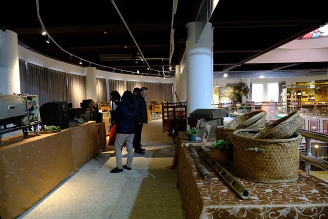 内湾民俗文物馆展示各式怀旧文物。（罗浚滨摄）