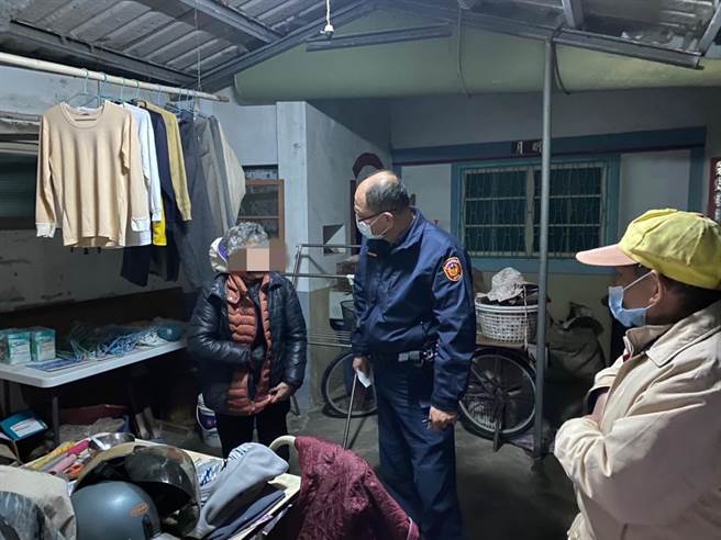 老翁妻子（左）告诉员警，她想要回家，却不知已走离家3公里远。（读者提供／张毓翎台南传真）