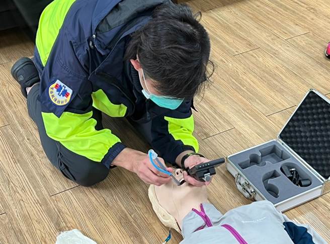 影像式喉头镜将配置在第一线救护车上，可提升救护人员插管成功率，到院前即可完成高救术，更可降低救护同仁染疫COVID-19风险。（新竹市消防局提供／陈育贤新竹传真）