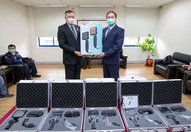 新竹市消防局22日获祥钰国际同济会捐赠10组「影像式喉头镜」。（新竹市消防局提供／陈育贤新竹传真）
