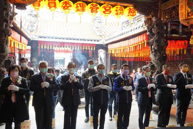 豐原慈濟宮主委陳誌鋒（左四）與23位無給職顧問參香祈福。（王文吉攝）