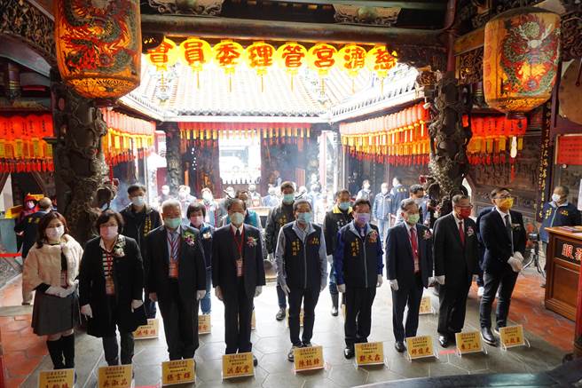 豐原慈濟宮主委陳誌鋒（前排中）與23位無給職顧問參香祈福。（王文吉攝）