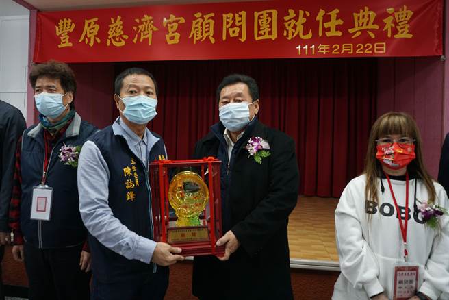豐原慈濟宮主委陳誌鋒（左二）頒發顧問聘書並致贈紀念品。（王文吉攝）
