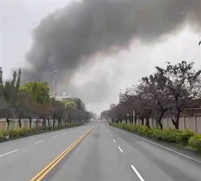 民雄工业区中山路上发生一起工厂火警。（翻摄照片／张亦惠嘉县传真）