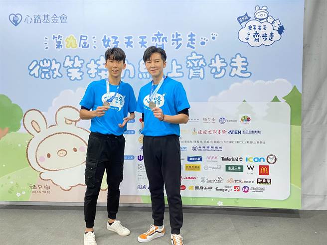 李國毅（右）今和帕運羽球國手方振宗出席公益活動。（洪秀瑛攝）