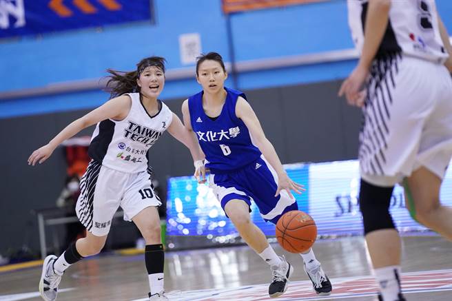 文化大学黄巧钧（右）23分。（大专体总提供）