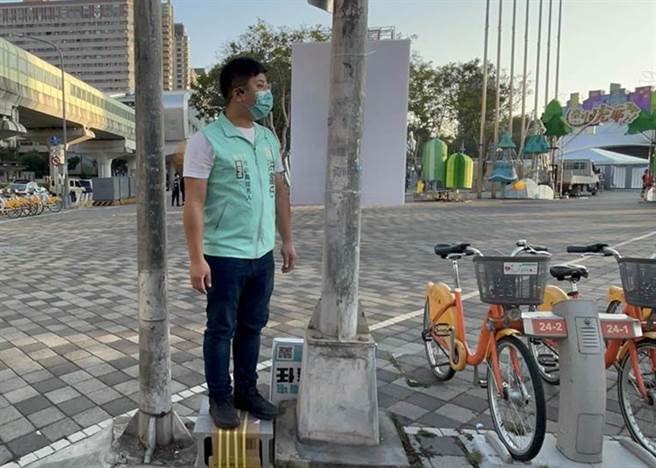 民眾党南屯区市议员参选人洪鑫任，用自制保丽龙砖充当肥皂箱，放在人行道红绿灯跟路灯的中间细缝，象徵年底选举的卡位战。（洪鑫任提供）