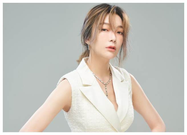 蔡淑臻為好戲不怕扮醜搞笑，成功轉型成為專業演技派女星，佩戴HARRY WINSTON的Sunflower系列珠寶和卓時Premier系列Sunflower珠寶表。（JOJ PHOTO攝，服裝提供／Self-Portrait）