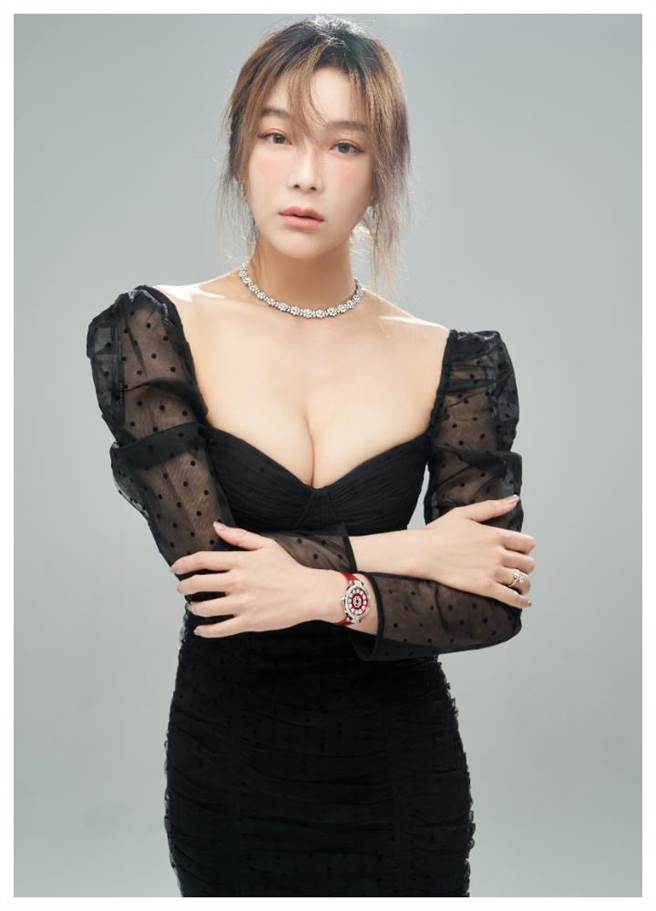 蔡淑臻為好戲不怕扮醜搞笑，成功轉型成為專業演技派女星，佩戴HARRY WINSTON的Sunflower系列珠寶和卓時Premier系列Sunflower珠寶表。（JOJ PHOTO攝，服裝提供／Self-Portrait）