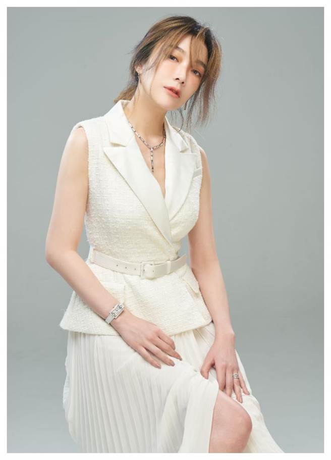 金鐘獎最佳女配角蔡淑臻近來忙拍戲，抽空進棚拍照、重返時尚，佩戴HARRY WINSTON的Traffic系列珠寶和第五大道Avenue Classic珠寶表。（JOJ PHOTO攝，服裝提供／Self-Portrait）