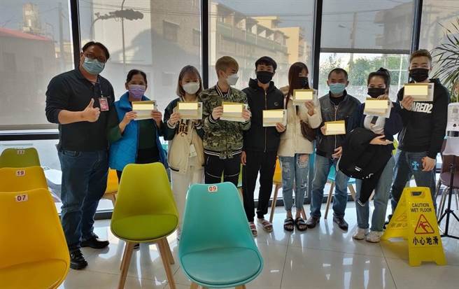台南市专勤队协助外籍人士接种疫苗。(台南市专勤队提供／刘秀芬台南传真)