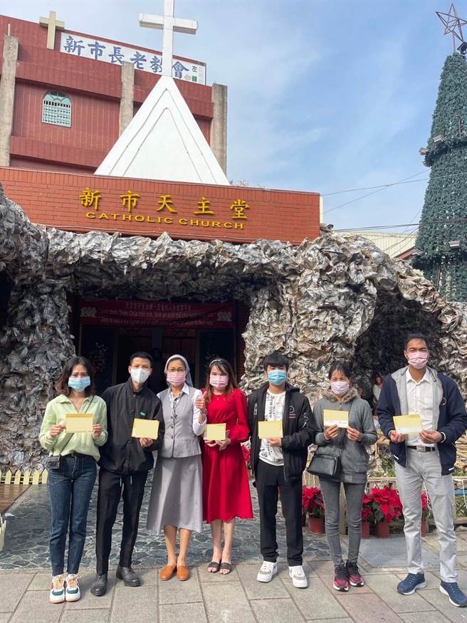 台南市专勤队与善化圣家天主堂外劳移民服务中心合作，宣导逾期停（居）留外来人口安心接种疫苗专案。(台南市专勤队提供／刘秀芬台南传真)