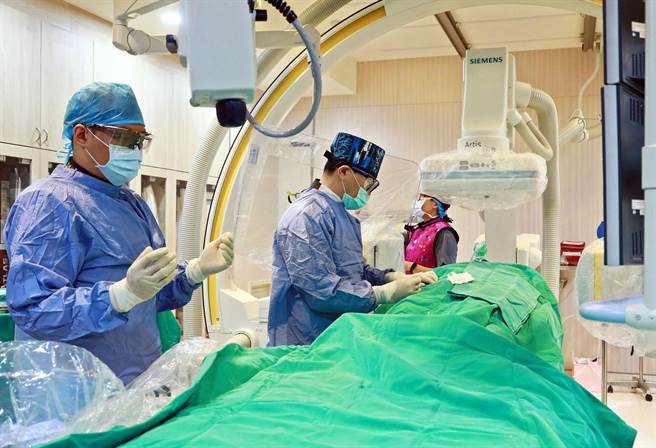 屏基透過導管將患者阻塞腦血管的血塊取出，不僅不必開腦，且可減少腦細胞壞死範圍。（屏基提供／林和生屏東傳真）