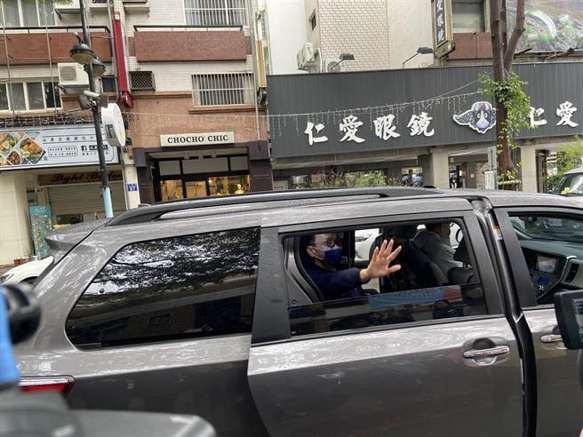 國民黨主席朱立倫下午驅車前往海線，拜訪大甲鎮瀾宮董事長顏清標。（盧金足攝）