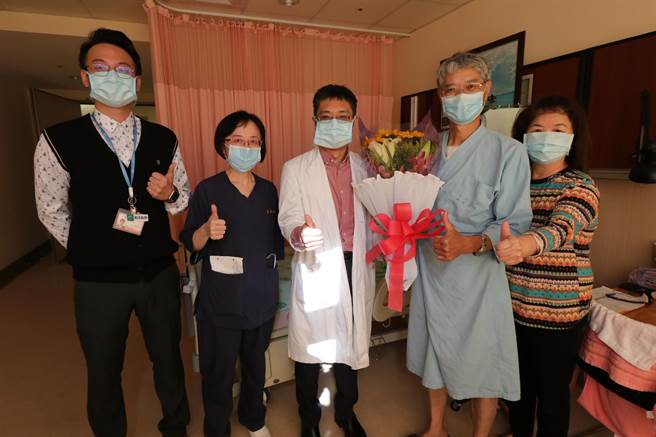 家住桃园的苏姓患者（右二）日前因主动脉剥离，紧急在亚大医院接受手术，22日恢復良好、顺利出院，开心与医疗团队合影。（亚大医院提供／林欣仪台中传真）