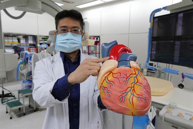 亚洲大学附属医院心臟血管外科主任刘殷佐提醒，主动脉剥离是致死率极高的急症，尤其近来天气骤冷，三高患者应特别留意。（亚大医院提供／林欣仪台中传真）
