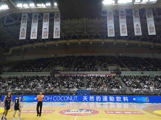 HBL 8强赛场地之一新庄体育馆东侧几乎满座。（高中体总提供）