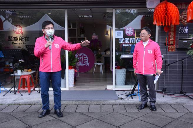 前交通部长林佳龙（左）力挺陈财能，愿意当他的顾问，提供交通、观光建言。（王志伟摄）