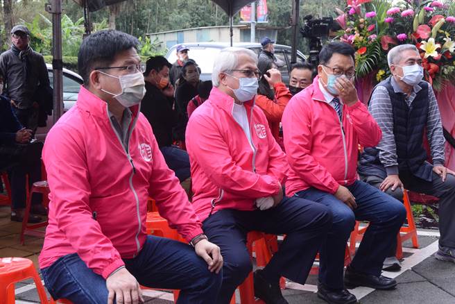 交通部前部长林佳龙、国策顾问卢博基、立委陈欧珀都到场祝贺支持。（王志伟摄）