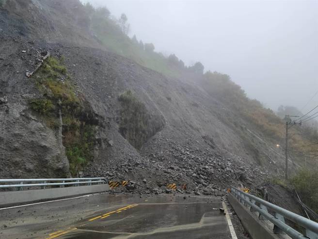 中橫公路77K靈甫橋段上邊坡土石，碎石堆佔據30公尺路面，造成德基、梨山雙向阻斷。（和平分局提供／王文吉台中傳真）