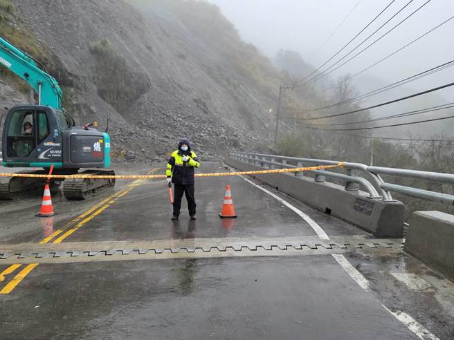 中橫公路77K靈甫橋段上邊坡坍方，梨山分駐所警員擺放交通錐並拉起封鎖線實施管制。（和平分局提供／王文吉台中傳真）