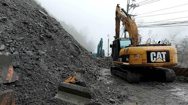 谷關工務段出動機具清除靈甫橋坍方碎石，暫時搶通單線通行。（谷關工務段提供／王文吉台中傳真）