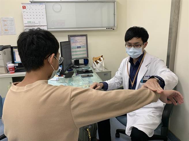 童綜合醫院骨科梁醫師哲翰為患者看診檢查(非個案病人)。（陳淑娥攝）