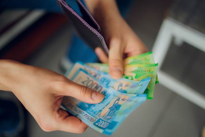 俄羅斯貨幣盧布匯率應聲重貶至15個多月以來新低。(示意圖／shutterstock)