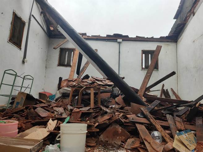 1间专营多肉植物的手作坊，在连日阴雨下轰然坍塌，砖石层层迭迭散落一地。（李金生摄）