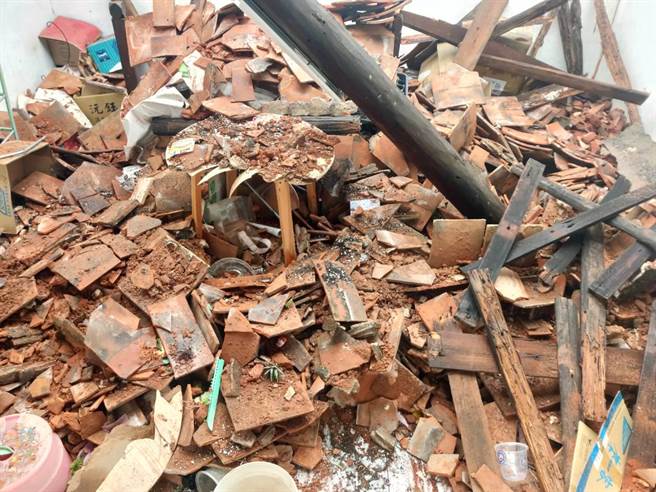 1间专营多肉植物的手作坊，在连日阴雨下轰然坍塌，砖石层层迭迭散落一地。（李金生摄）