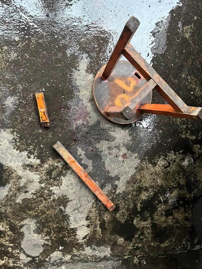 对方拿起板凳往奇奇头上猛砸（家属提供／戴上容新北传真）