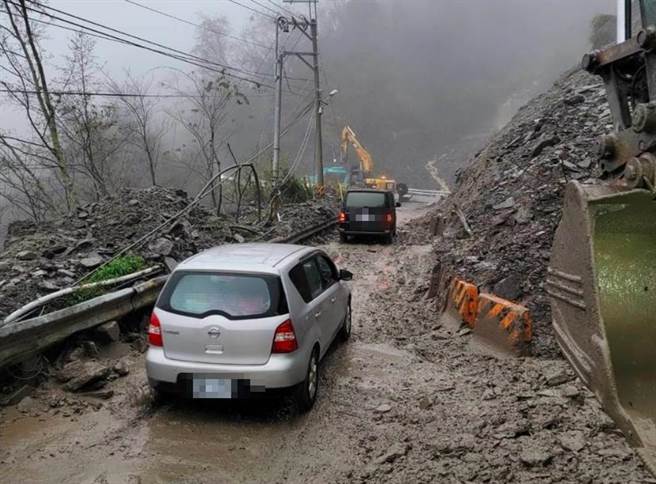谷關工務段出動機具清除靈甫橋坍方碎石，暫時搶通單線通行（谷關工務段提供／王文吉台中傳真）