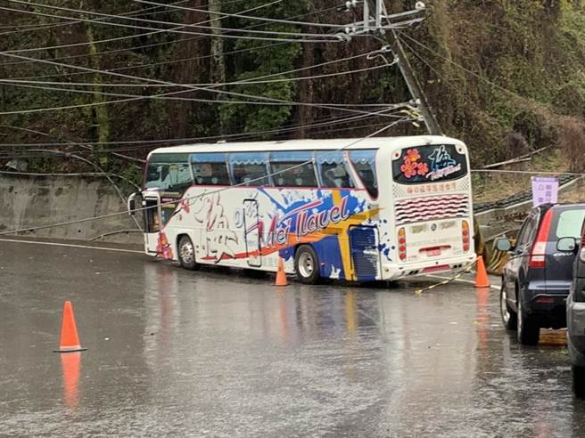 停放路旁的遊覽車遭傾倒的電桿重壓，幸好車上無人，未造成人員受傷。（民眾提供／王文吉台中傳真）