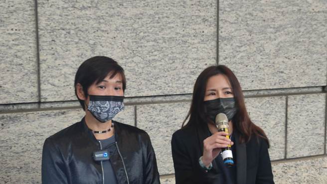 非洲鼓老师詹慧玲去年在桃园市中坜区遭警方盘查时，詹拒绝临检并说「你真的很蠢」，遭员警「大外割」，检方侦结双方不起诉，詹声请再议。（赖佑维摄）