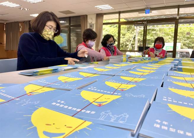 台东县政府社会处22日办理「微加保障守护幸福」致县民1封信的寄送作业，县长饶庆铃与志工一起粘贴保户名条。（庄哲权摄）