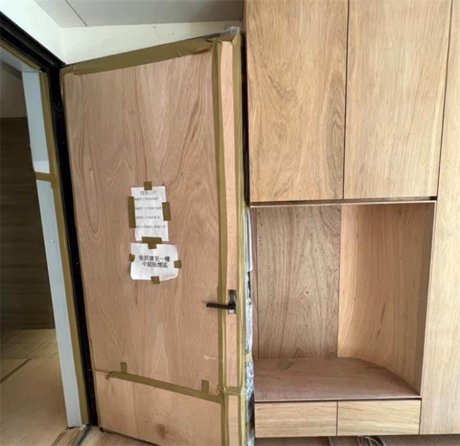 网友Iv An也分享惨痛经验，找同一家设计公司，木工频出包害大门竟无法全开。(图/截自爆料公社)