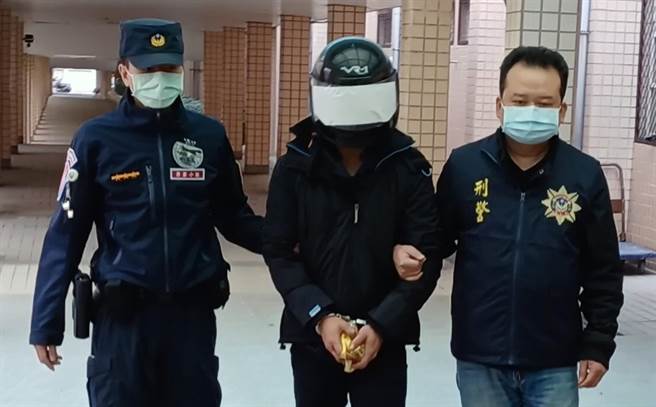 内政部警政署航空警察局与关务署台北关22日召开记者会，宣布破获2起航空进口货中夹藏毒品案件，共查获第二级毒品大麻花4.2公斤，并循线逮捕戴姓、张姓主嫌等9人，其中戴姓主嫌竟然还是在学学生。（陈麒全摄）