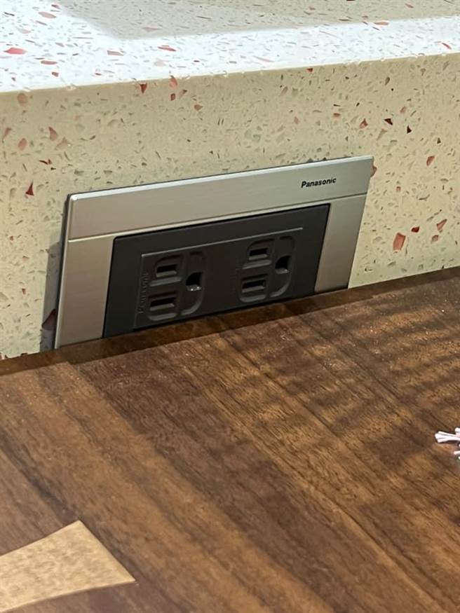 网友Iv An分享施工瑕疵照，插座位置根本没抓好。(图/截自爆料公社)