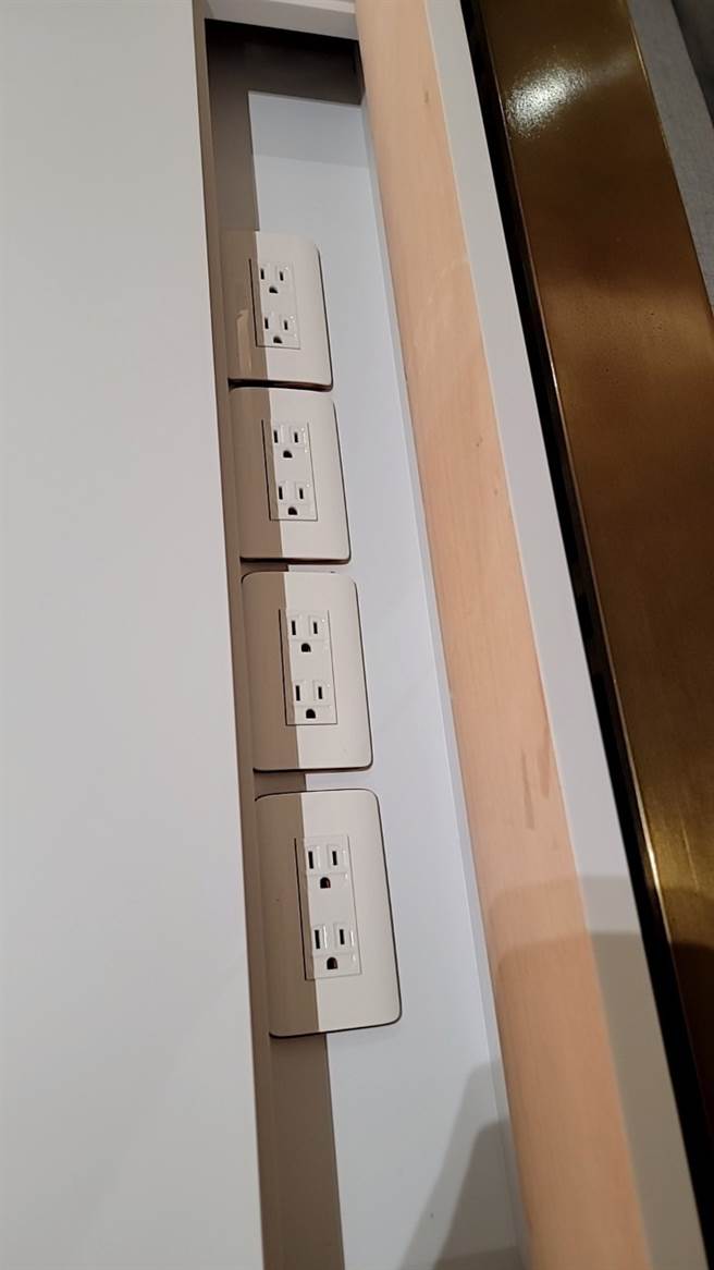 何姓网友指出，后来朋友来家里发现整排插座都没有电。(图/截自爆料公社)