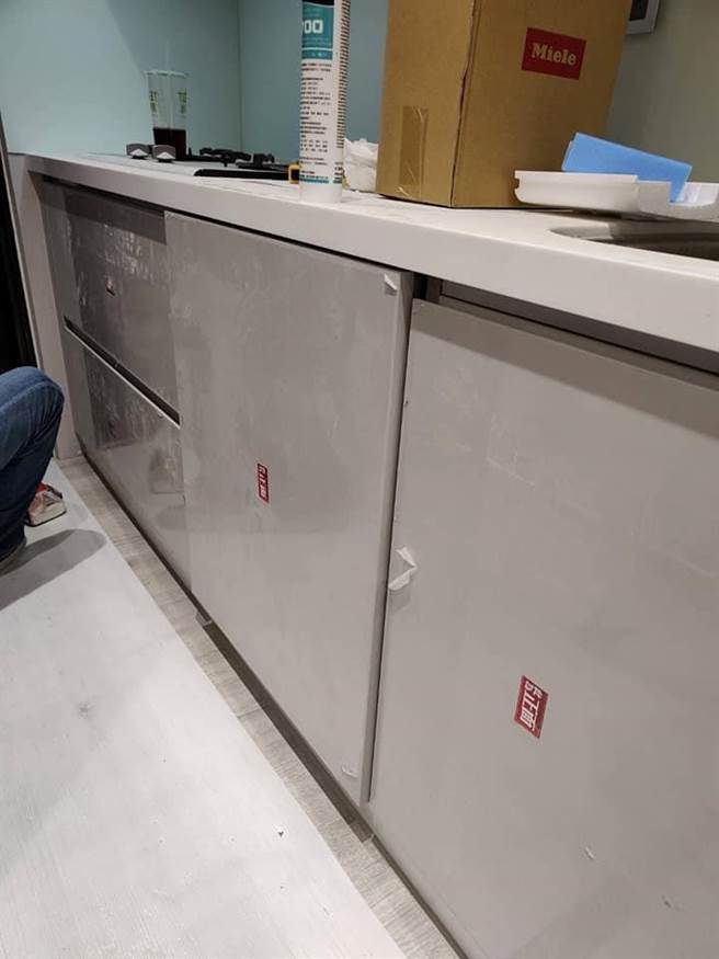 网友Iv An指出，买了一台13万的洗碗机，结果发现后面有瓦斯管推不到底，也难再改。(图/截自爆料公社)