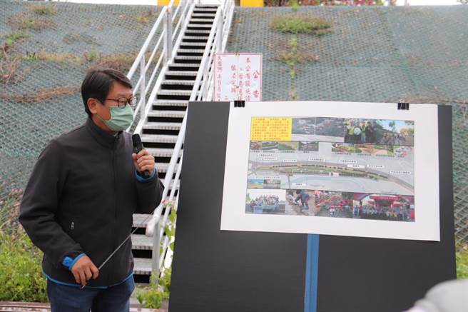 四河局長李友平（右）簡報河川公地法令放寬後，未來高灘地可如何活化與耕作。（謝瓊雲攝）