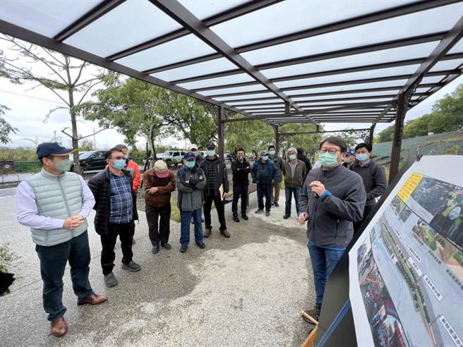 二水鄉長蘇界欽（左）率公所團隊到八堡圳旁濁水溪畔，聽取四河局長李友平（右）簡報河川公地法令放寬後，高灘地如何活化與耕作。（謝瓊雲攝）