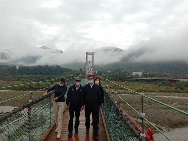 南投县长林明溱（中），22日到草屯镇会勘基层建设。（南投县政府提供／廖志晃南投传真）