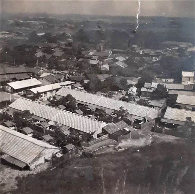 八卦山麓中山国小旁的中兴庄眷村昔日景象，十多年前登录为歷史古蹟，去年再调整为聚落建筑群。（彰化县政府提供／谢琼云彰化传真）